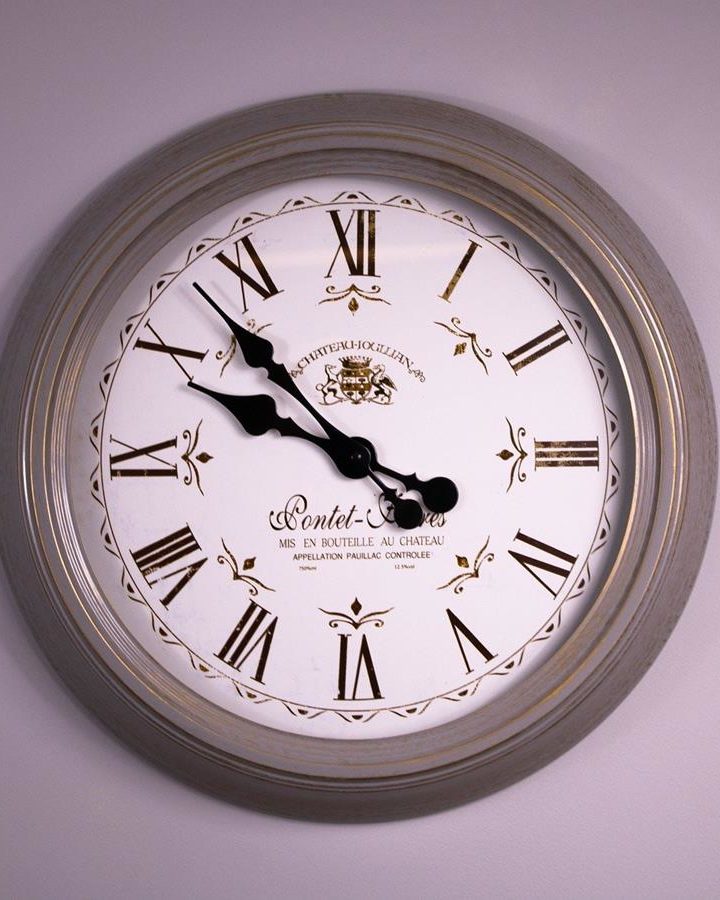 Stylowo wykonany zegar ścienny z logo