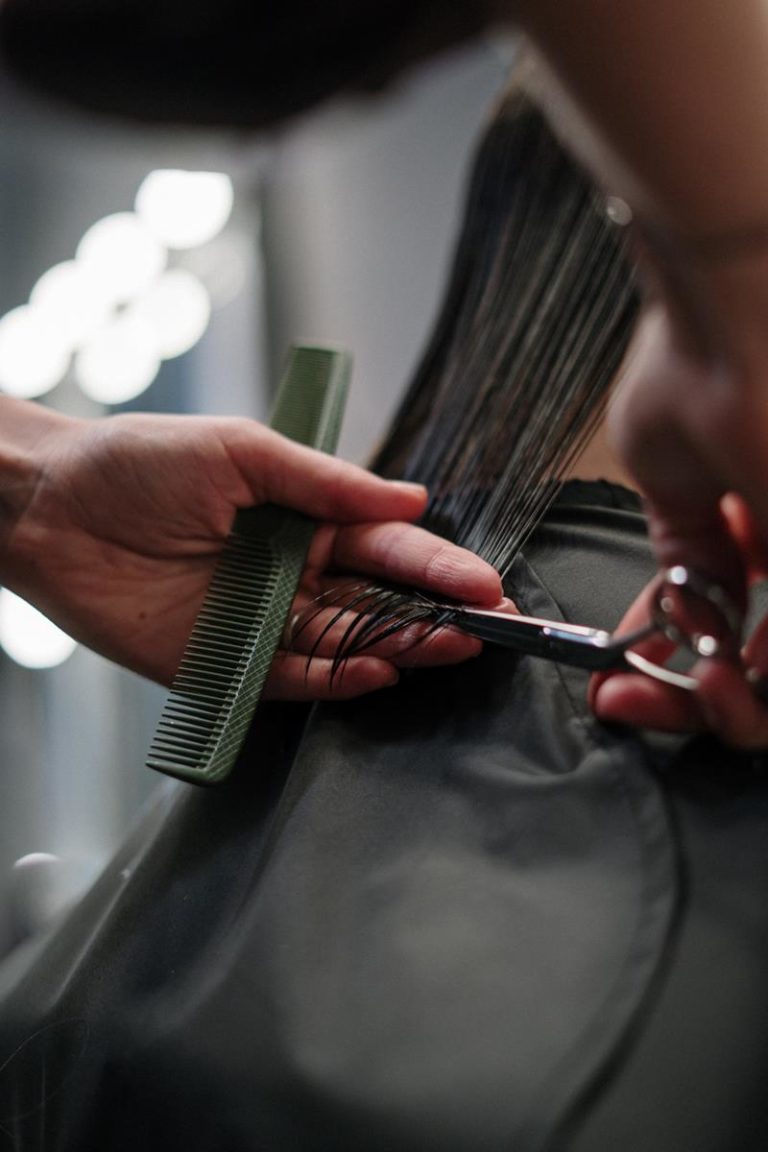 Podstawowe atuty salonów fryzjerskich przedłużających włosy